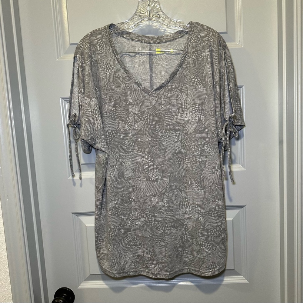 Xersion Grey Print V Neck Short Slit Tie Sleeve size 0X